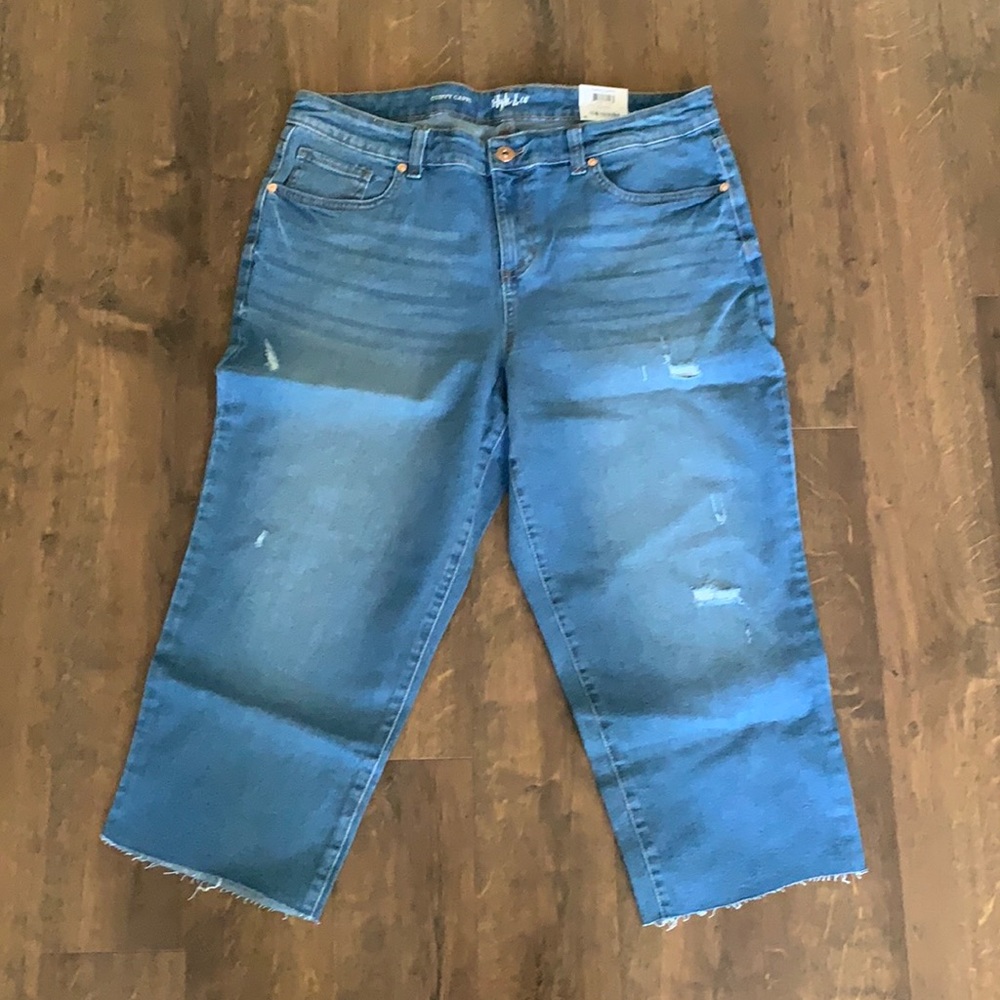 NWT Style & Co Mid-Rise Curvy Capri
